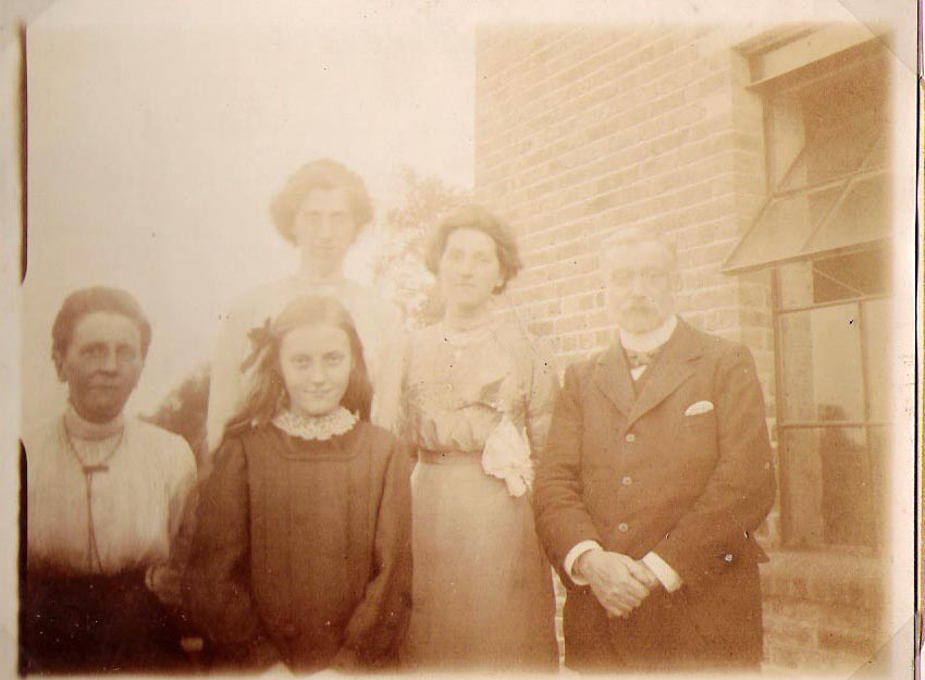 Ebenezer KEVAN with his wife and daughter Marjorie. In the centre are Hilda MIDDLEMISS and Elsie BEARMAN to her left