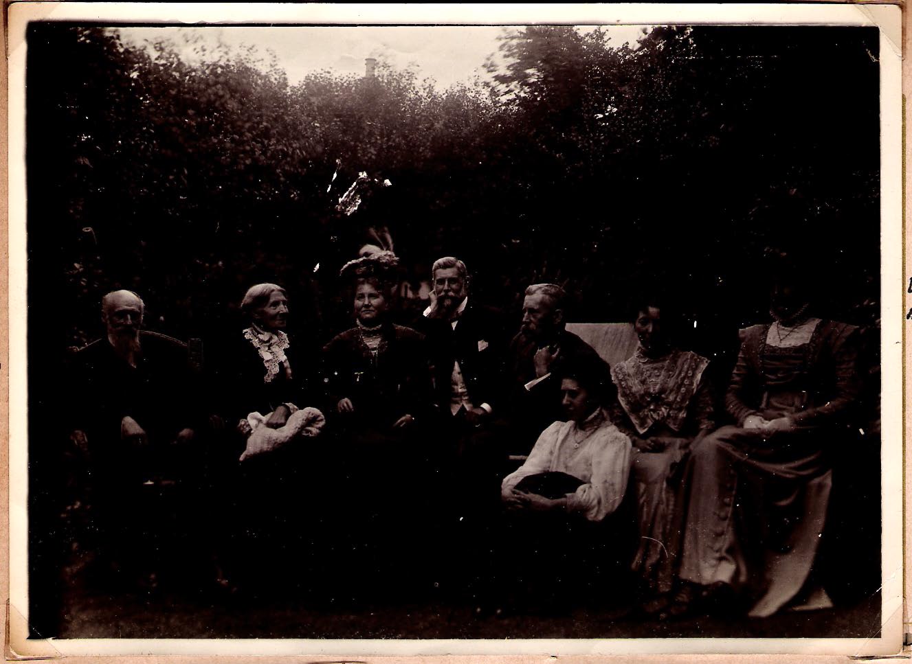 Thomas BEARMAN, 1st left, Keturah 3rd from left and Elsie far right