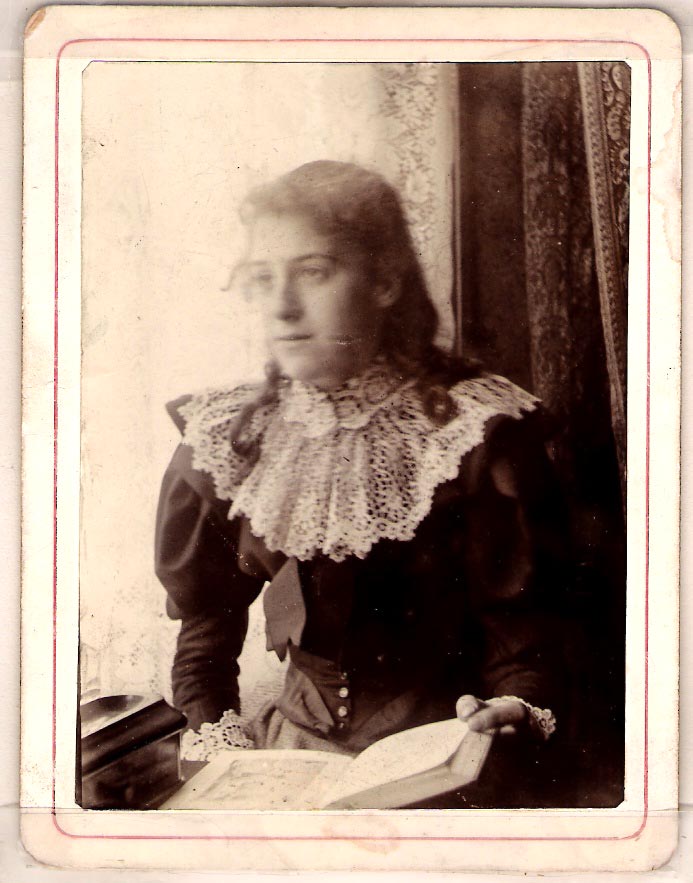 Hilda BEARMAN, later Middlemiss, 1880-1970, aged 15