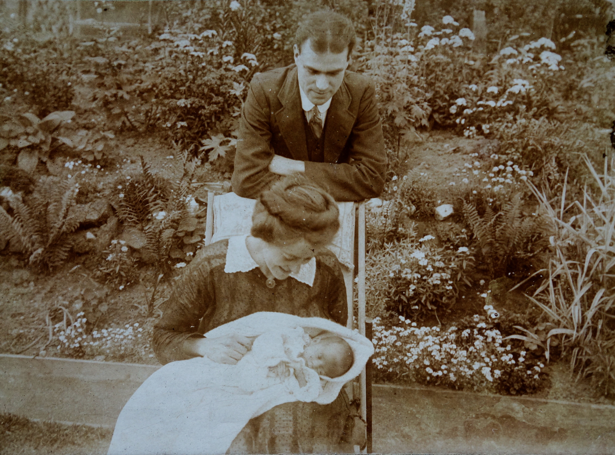 Myra, Arthur and Peggy according to Rosalind Hammond. Which case probably dates to June / July 1916